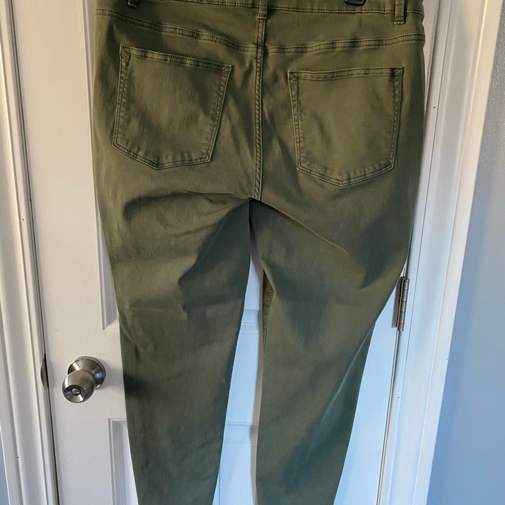 Maurice’s Size 18W Short Jeggings. Olive Green.